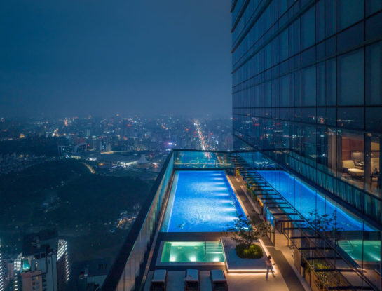 Así es la piscina más alta del mundo: está en el piso 71 de un lujoso hotel de China