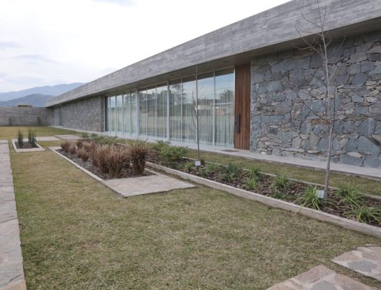 Enamorate de esta modernísima casa en Tucumán, tapa de la última edición de la revista Para Ti Deco