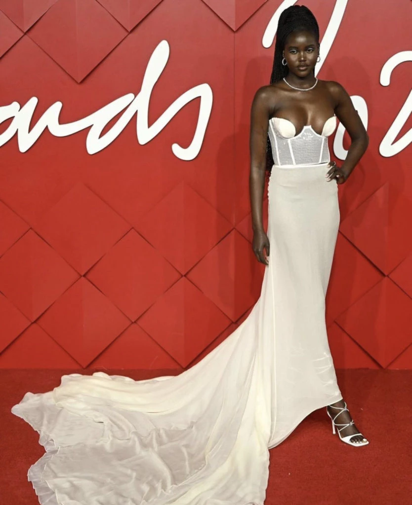 Adut Akech en los Fashion Awards 2022. Foto: Instagram.