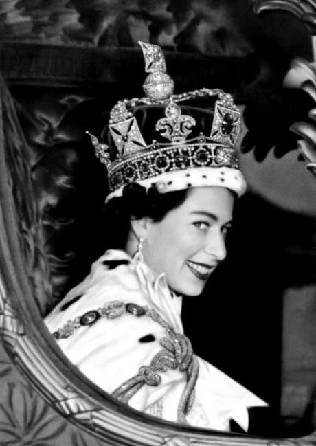La reina Isabel II luciendo la Corona de San Eduardo. Foto: Pinterest.