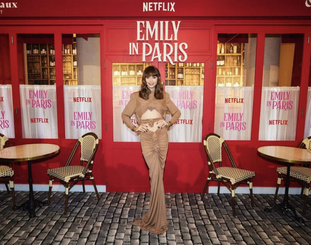 Lily Collins en la premiere de Emily en París. Foto: Instagram.