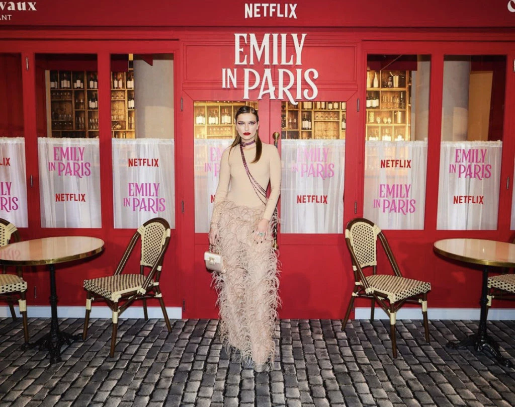 Camille Razat en la premiere de Emily en París. Foto: Instagram.