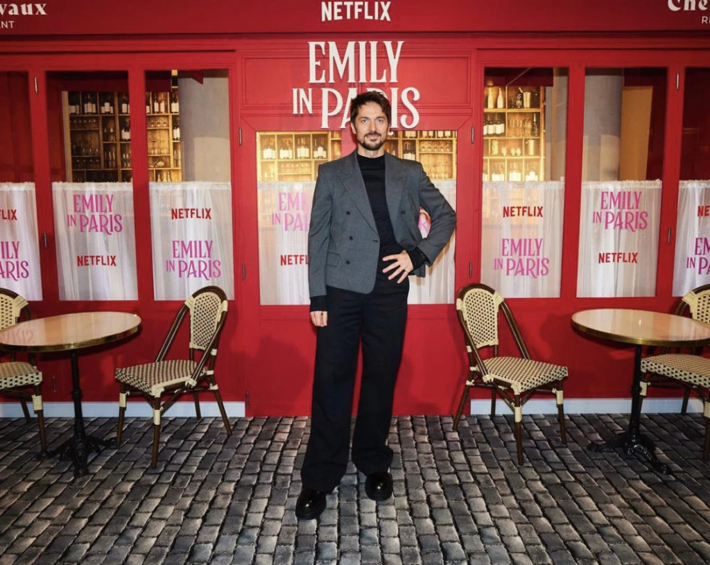 Lucas Bravo en la premiere de Emily en París
