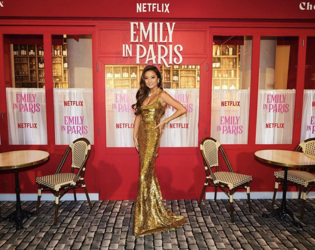 Ashley Park en la premiere de Emily en París. Foto: Instagram.