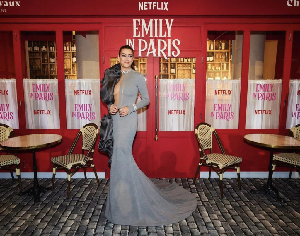 Kate Walsh en la premiere de Emily en París