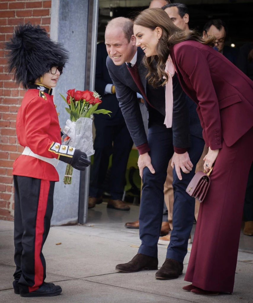 Kate y William con un niño. Foto: Pinterest.