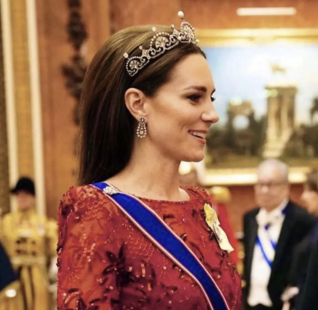 Kate Middleton y su impactante tiara. Foto: Instagram.