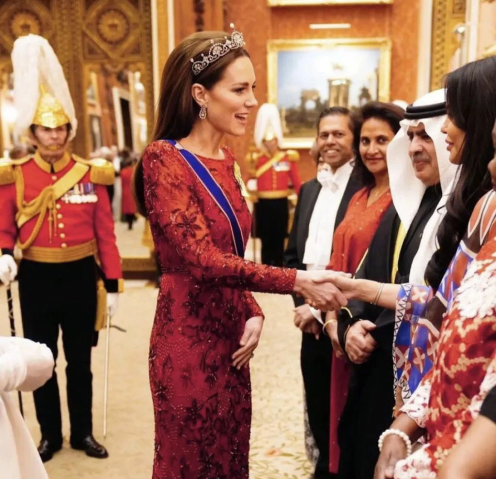 Kate Middleton saludando a los invitados. Foto: Instagram.