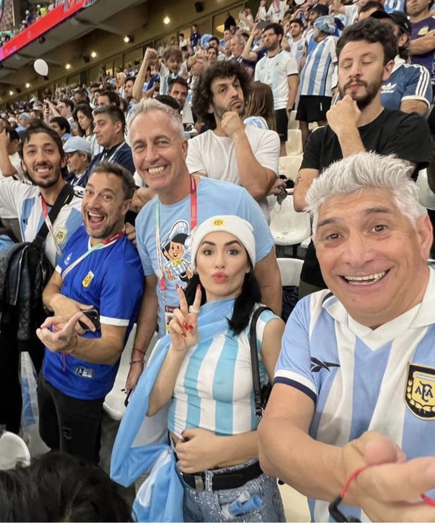 Lali Esposito en Qatar con Marley y su equipo. Foto: Instagram.