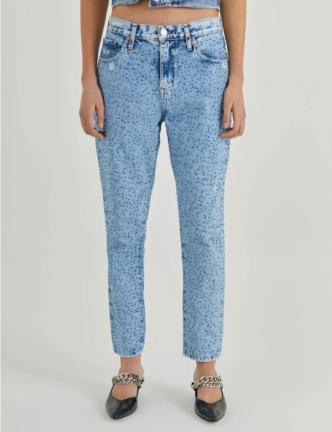 Jeans con cristales que usó Lali Esposito en Qatar