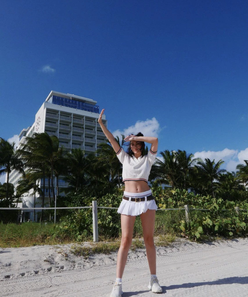 Úrsula Corberó en Miami con su look preppy by Miu Miu. Foto: Instagram.