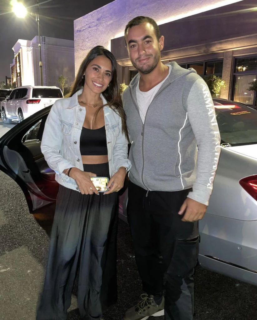 El look de Antonela Roccuzzo en Doha con un fanático. Foto: Instagram.