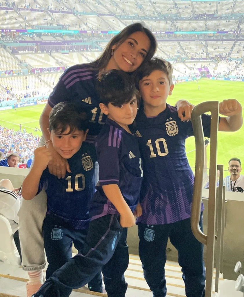 Antonela Roccuzzo con sus hijos celebrando la victoria argentina frente a Croacia.