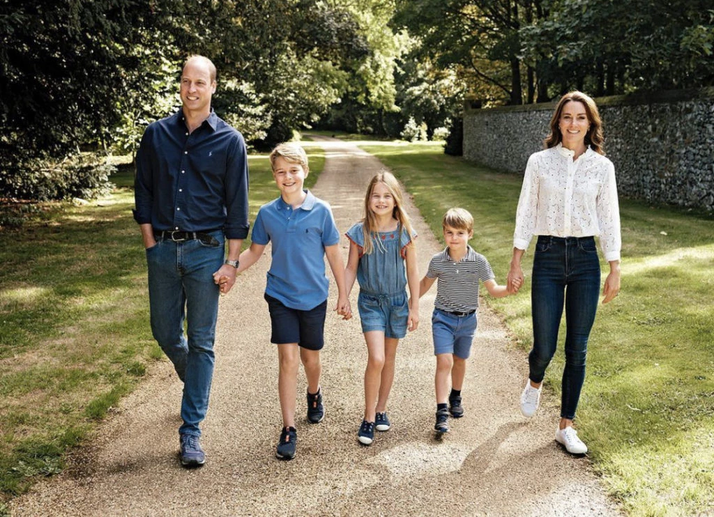Kate Middleton y el príncipe William en familia. Foto: Instagram.