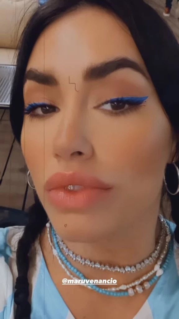 Lali Esposito llevó un delineado cat eye celeste para alentar a la selección argentina. Foto: Instagram.