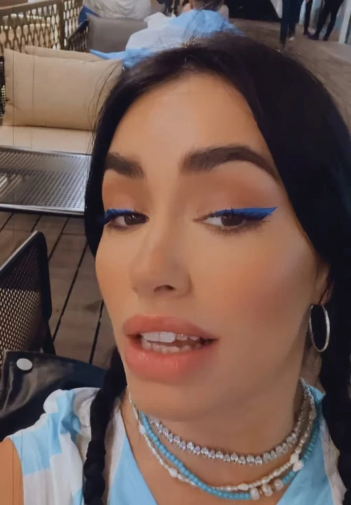 Lali Esposito llevó un delineado cat eye celeste para alentar a la selección argentina. Foto: Instagram.