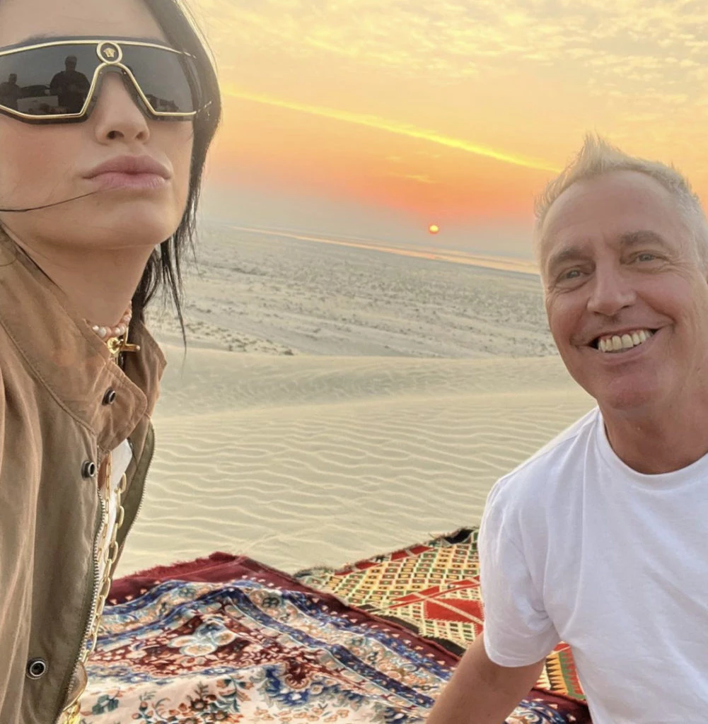 Lali Esposito llevó unos exclusivos lentes Versace en el desierto de Qatar