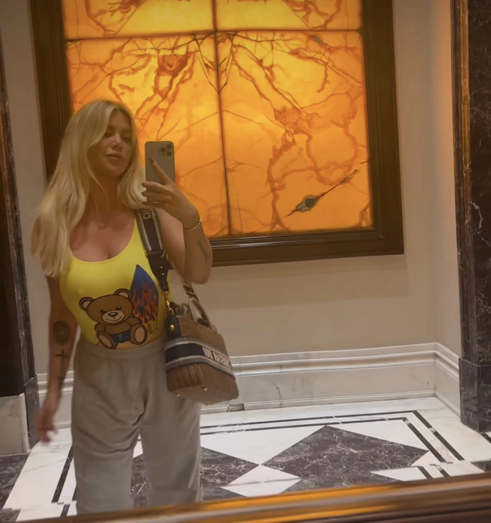 Wanda Nara con su cartera Dior. Foto: Instagram.