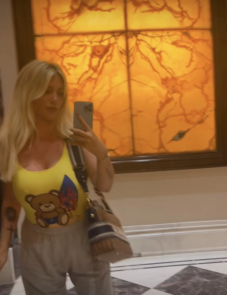 Wanda Nara con su cartera Dior