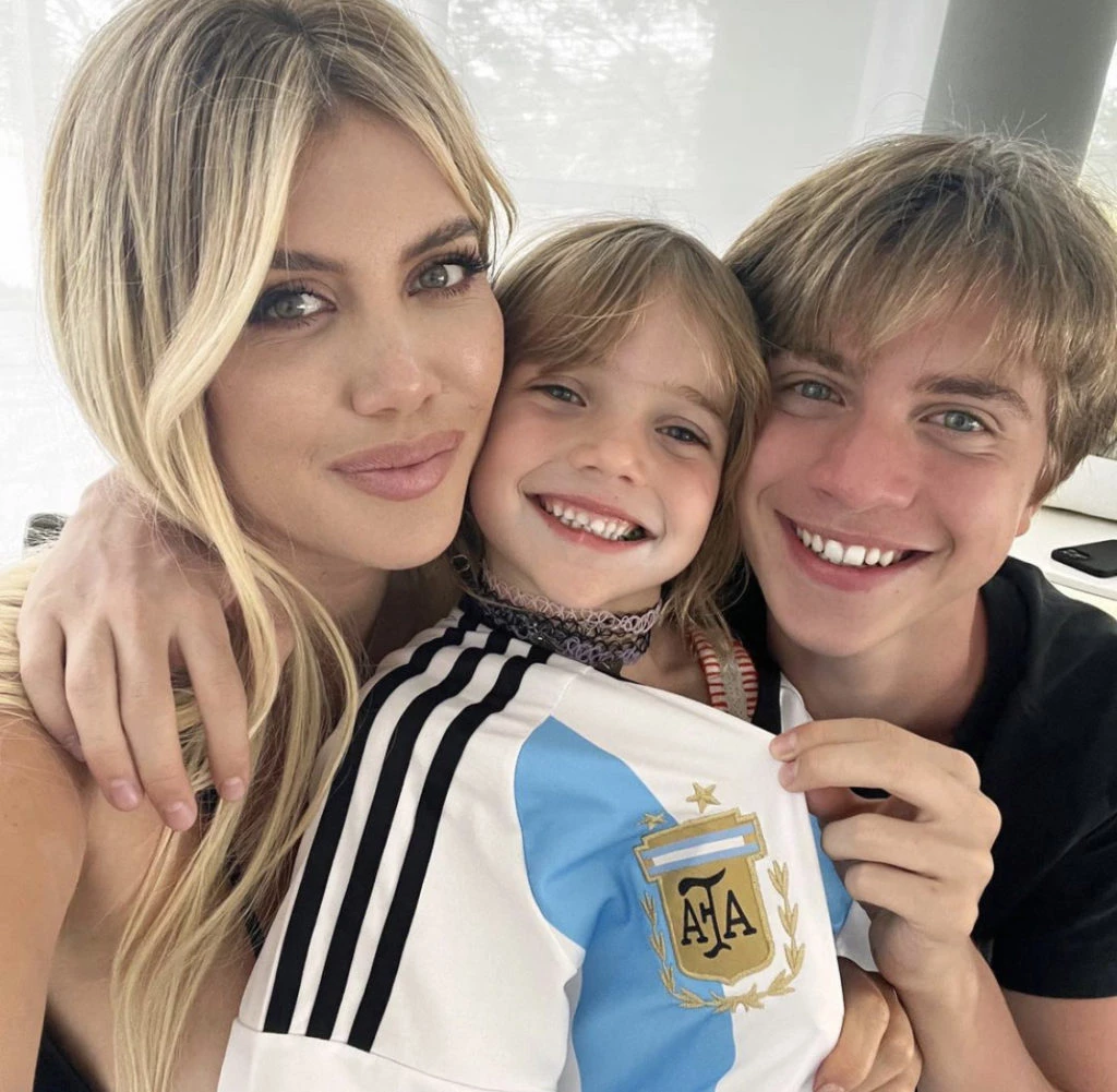 Wanda Nara y sus hijos alentando a la selección argentina. Foto: Instagram.