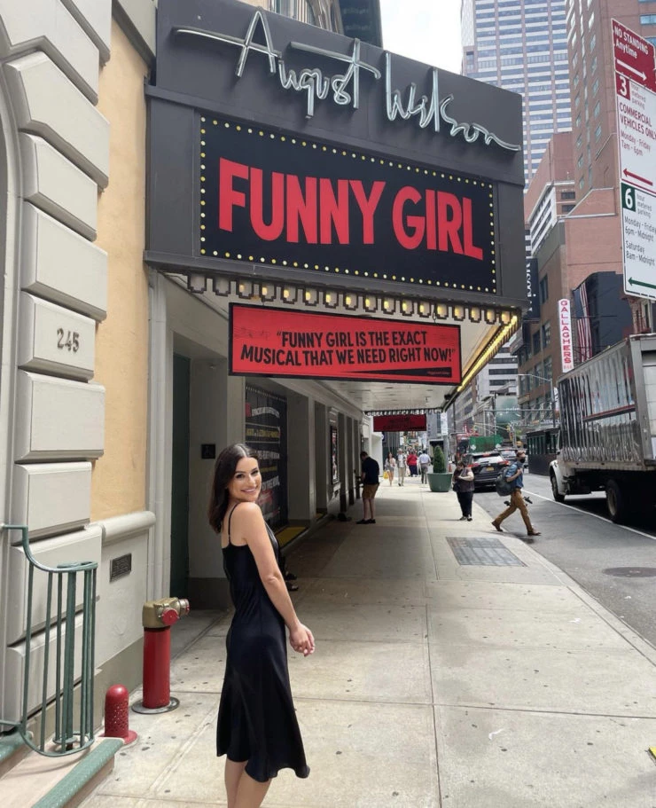 Lea Michele posando frente a la marquesina de Funny Girl. Foto: Instagram.