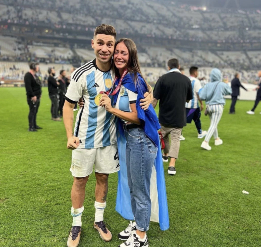 Gonzalo Montiel y su mujer celebrando el triunfo. Foto: Instagram.