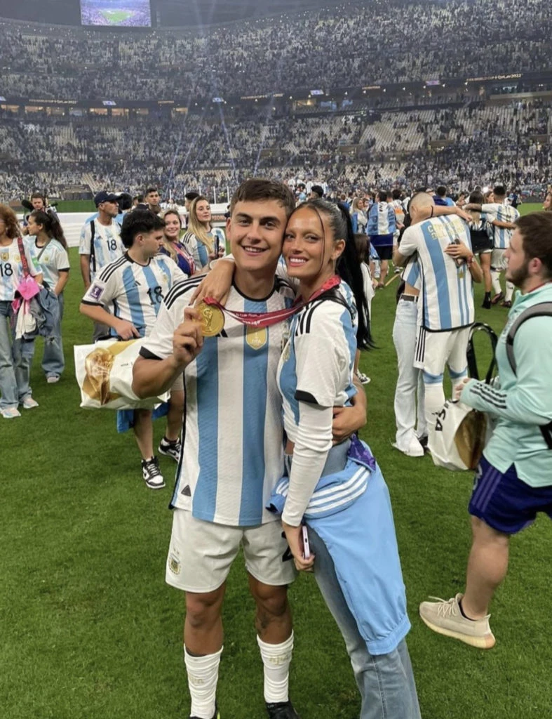 Paulo Dybala y Oriana Sabatini celebrando el triunfo