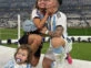 Lautaro Martínez, su mujer y sus hija celebrando el triunfo. Foto: Instagram.