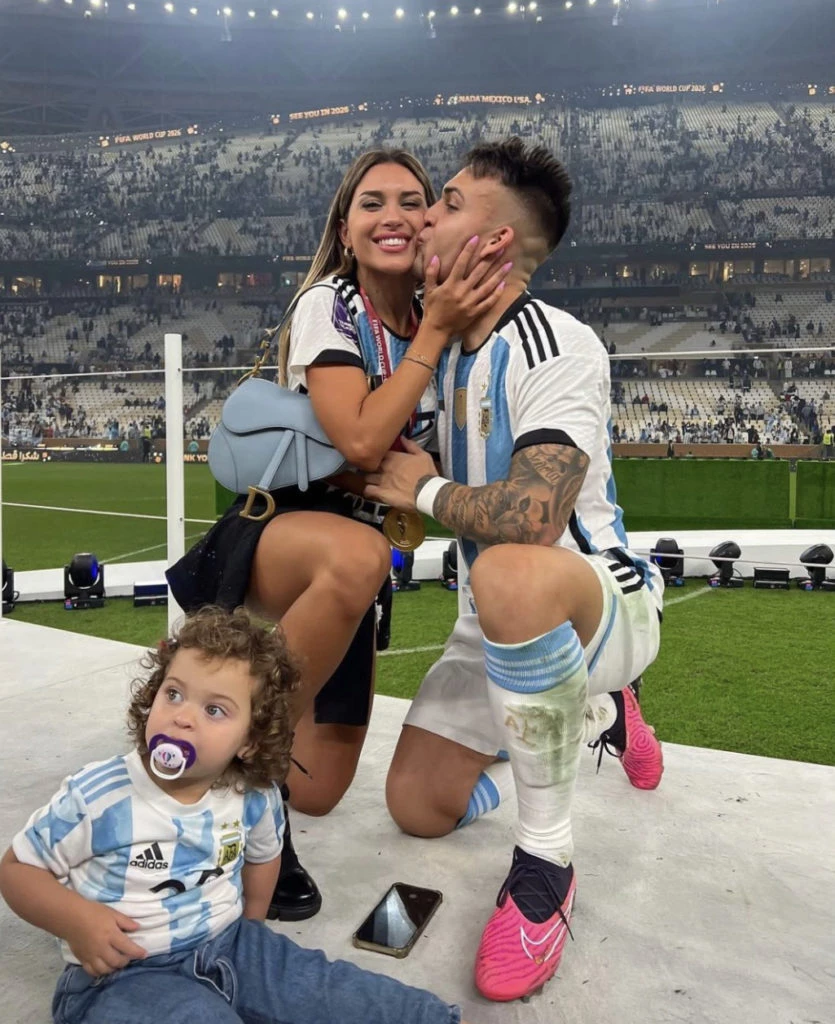 Lautaro Martínez, su mujer y sus hija celebrando el triunfo. Foto: Instagram.