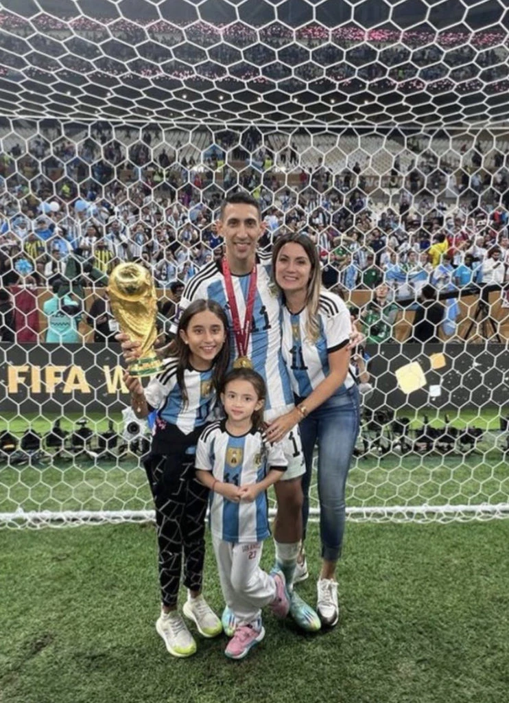 Ángel Di María, su mujer y sus hijos celebrando el triunfo. Foto: Instagram.