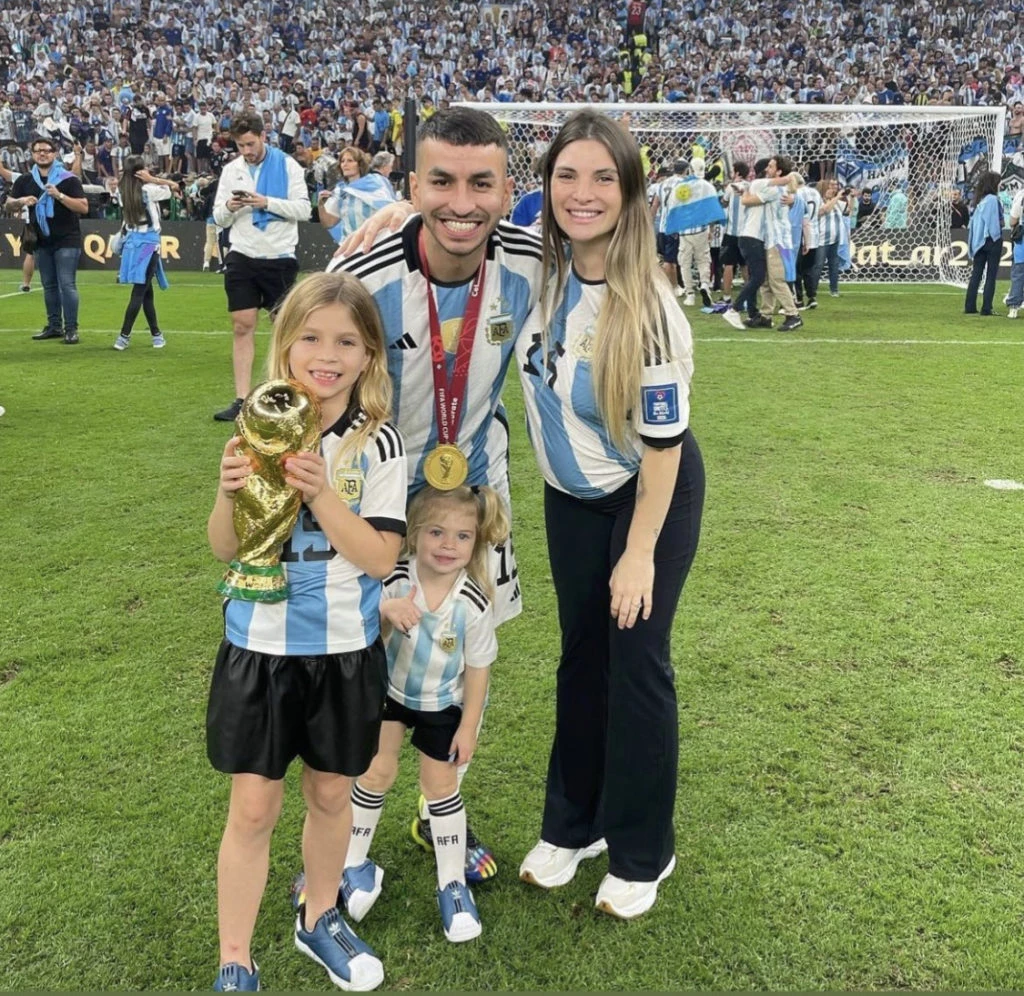 Ángel Correa, su mujer y sus hijos celebrando el triunfo. Foto: Instagram.