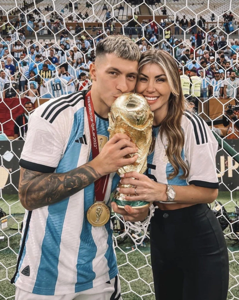 Lisandro Martínez y su mujer celebrando el triunfo. Foto: Instagram.
