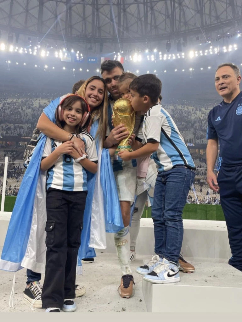 Acuña, su mujer y sus hijos celebrando el triunfo. Foto: Instagram. 