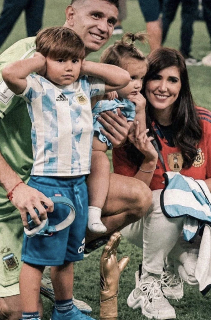 El Dibu, su mujer y sus hijos celebrando el triunfo. Foto: Instagram.