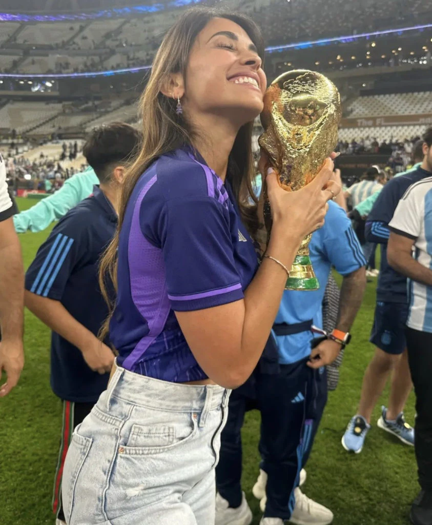 Antonela con la Copa del Mundo. Foto: Instagram.