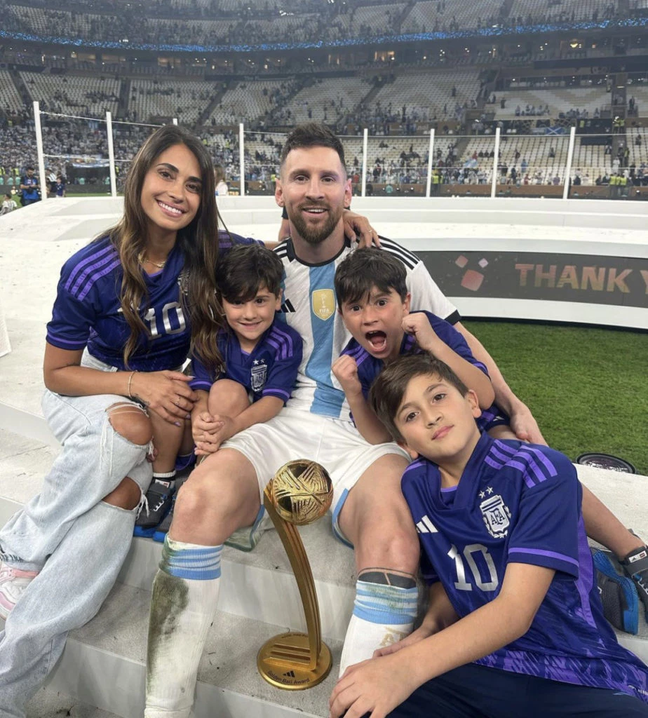 Messi y Antonela con sus hijos celebrando el triunfo. Foto: Instagram.