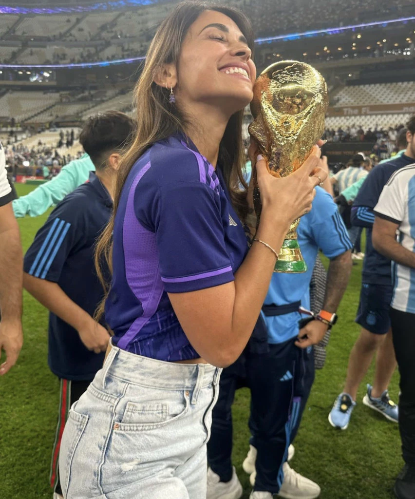 Antonela Roccuzzo levantando la Copa del Mundo. Foto: Instagram.
