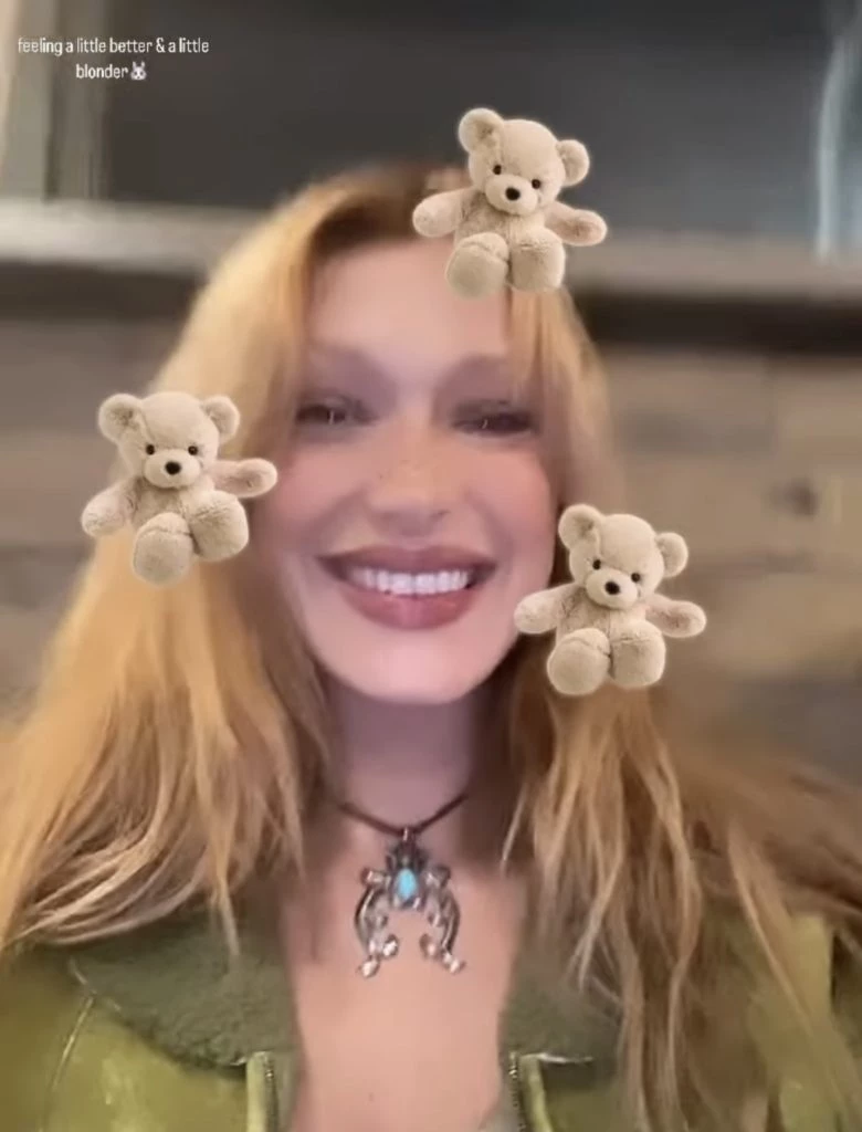 Bella Hadid sorprendió con su pelo honey blonde que la hace muy parecida a Gigi, su hermana. Foto: Instagram.