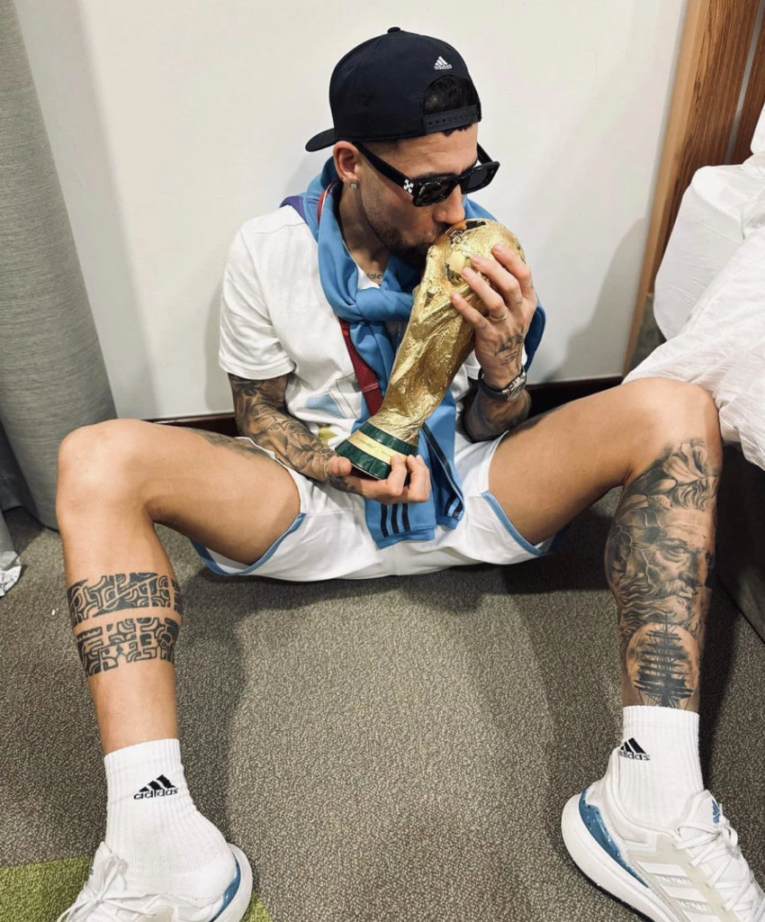 Nicolás Otamendi.llevó lentes de sol Off-White durante los festejos de la selección argentina. Foto: Instagram.