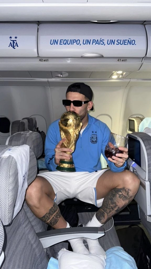 Nicolás Otamendi.llevó lentes de sol Off-White durante los festejos de la selección argentina. Foto: Instagram.