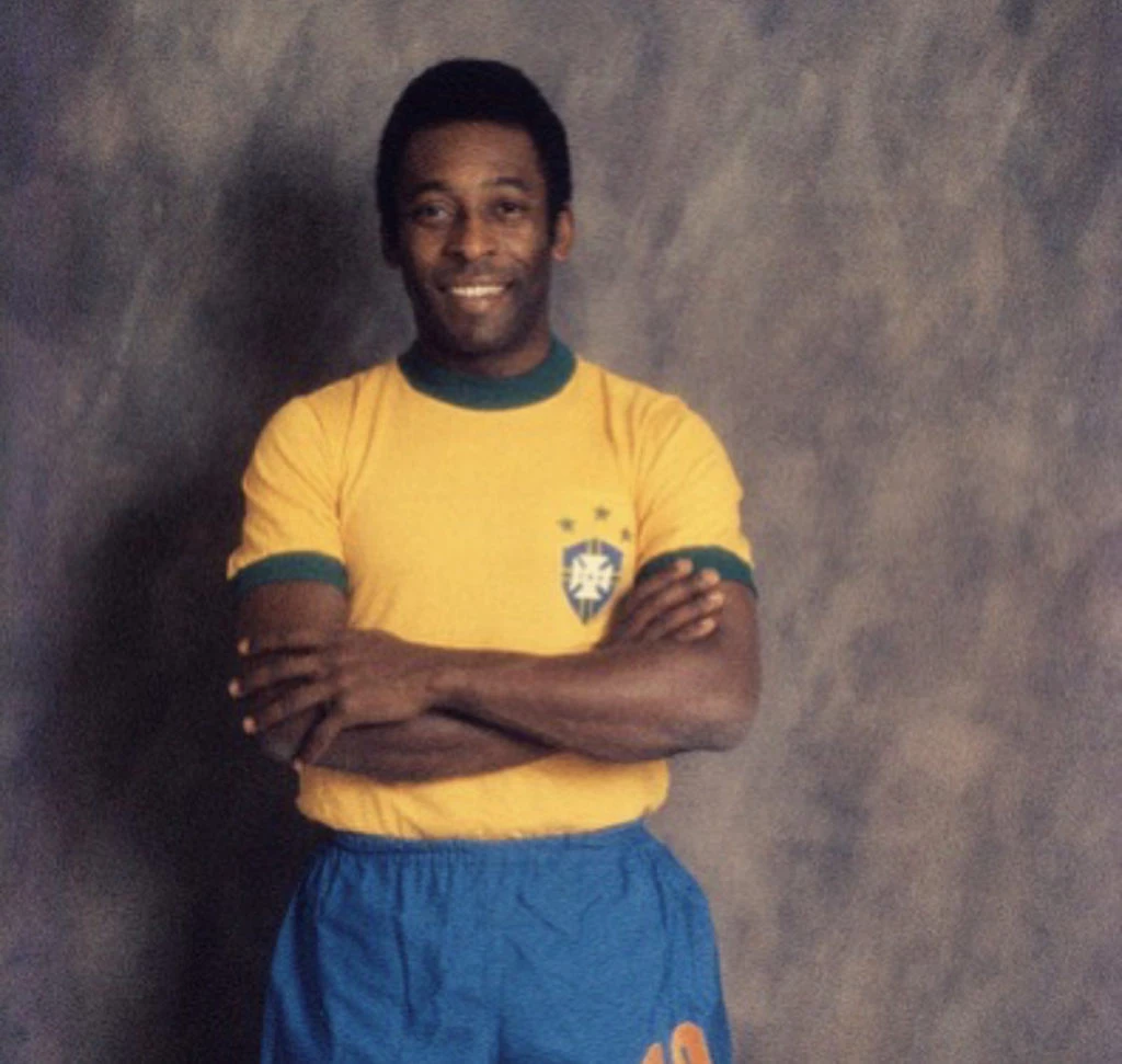 Pelé durante su juventud luciendo el equipo brasileño. Foto: Instagram.