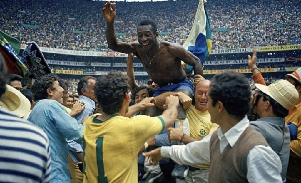 Pelé celebrando una de sus tantas victorias