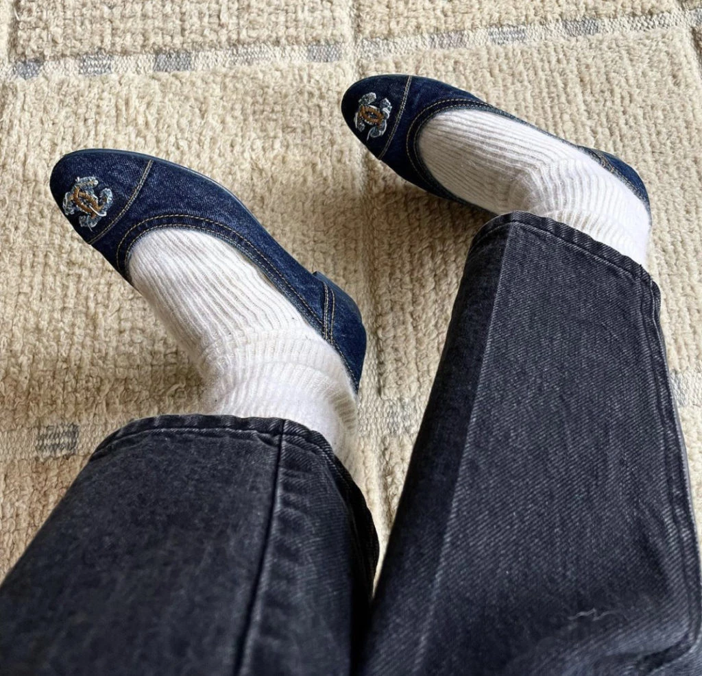 Leandra Medine también apostó por las ballerinas con medias. Foto: Instagram.