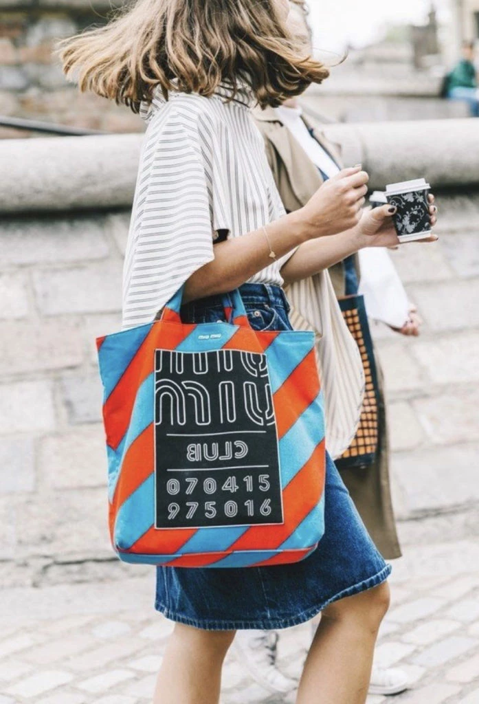 Maxi bolso de Miu Miu lleno de color. Foto: Pinterest.