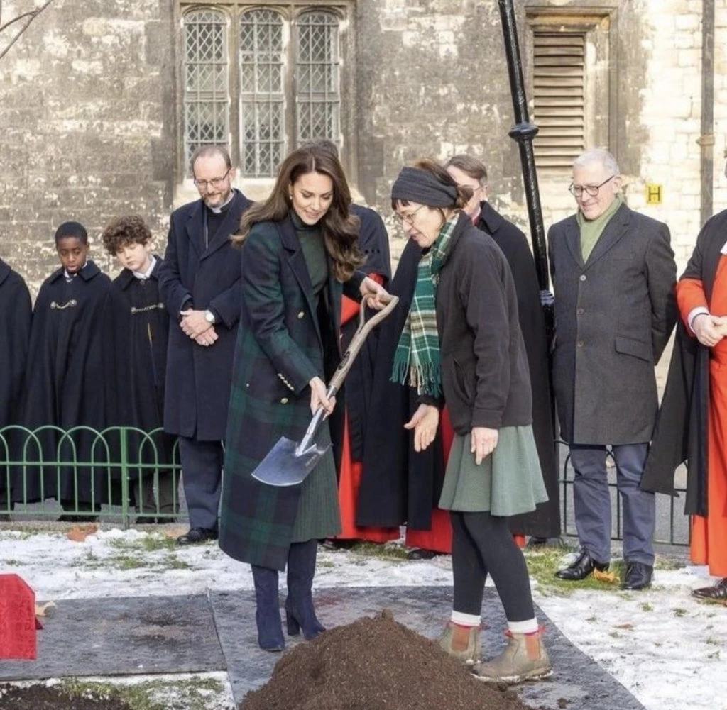 Kate Middleton plantó un árbol en honor a Isabel II. Foto: Instagram.