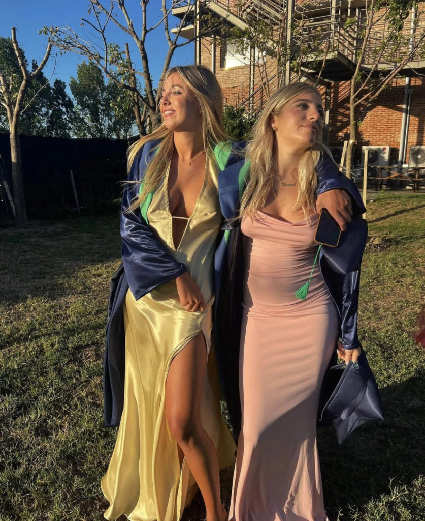 Antonia lució un vestido dorado con tajo y espalda descubierta