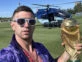 Dibu con la Copa del Mundo antes de subirse al helicóptero para ver a la multitud que los esperaba tras su llegada a Buenos Aires. Foto: Instagram.