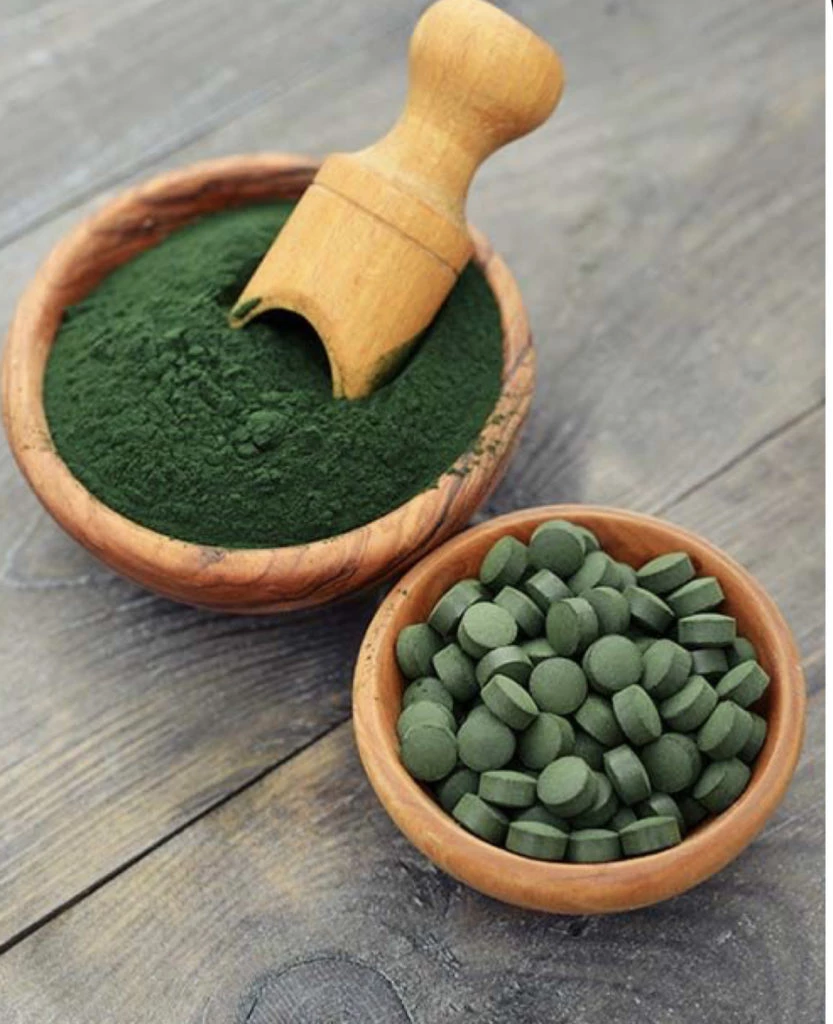 La spirulina se puede consumir en polvo o en pastillas. Foto: Pinterest.