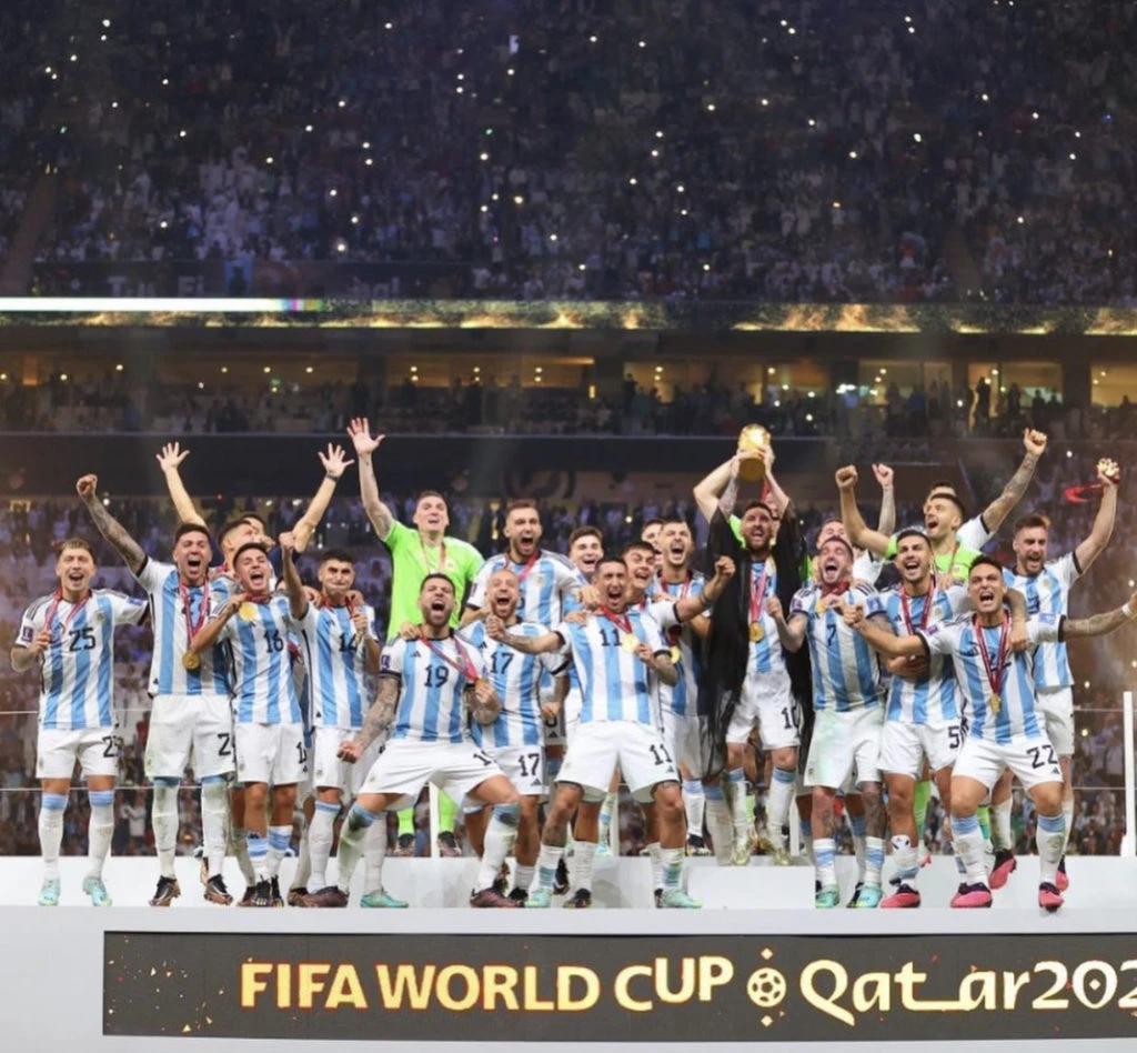 Messi luciendo la "bata" negra con la que levantó la copa. Foto: Instagram.