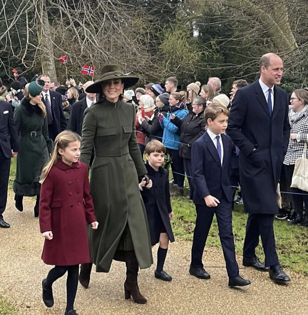 El look monocromático de Kate Middleton en Navidad. Foto: Instagram.